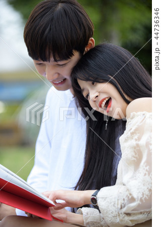 カップル デート 外出 44736346