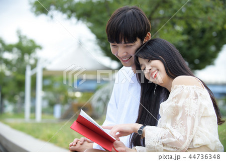 カップル デート 韓国人の写真素材