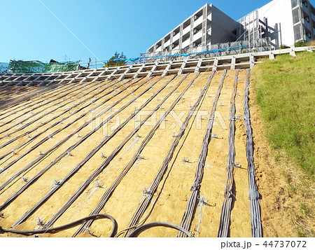 植生基材吹付工の最下層には暗渠排水管を設置します 44737072