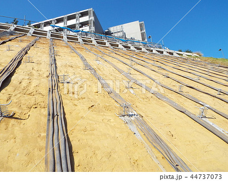 植生基材吹付工の最下層には暗渠排水管を設置します 44737073