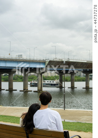 カップル デート 外出 44737278