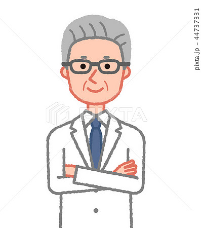 腕組みをする白衣姿の男性 44737331