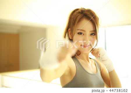 ボクササイズする女性 44738102