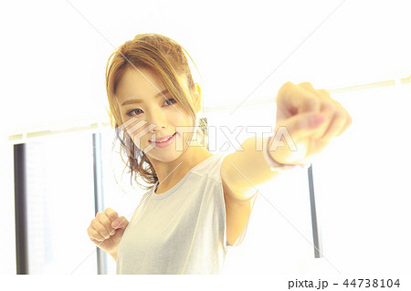 ボクササイズする女性 ボクササイズする女性 44738104