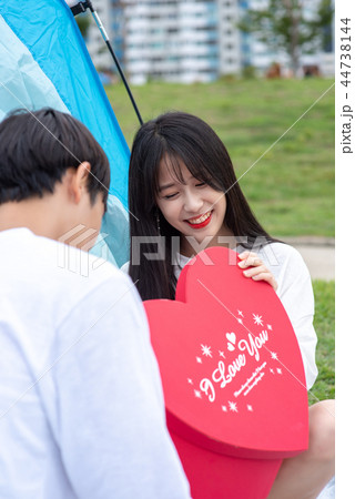 カップル デート 韓国人の写真素材