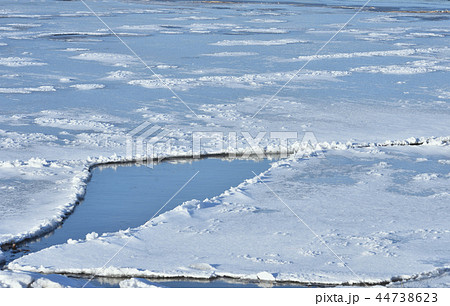 凍った湖の写真素材