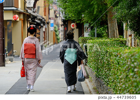 新舞子さんの挨拶回り 44739605