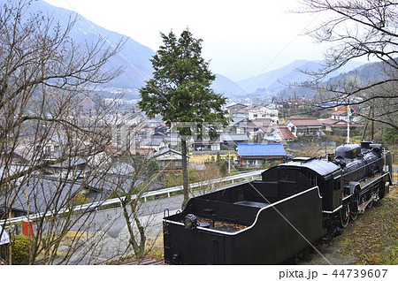 田舎の公園と蒸気機関車 44739607