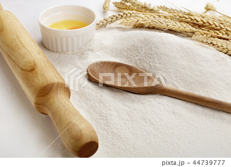 egg on heap of flour 44739777