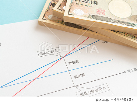 損益分岐点　収支　札束　売上　費用　利益　グラフ　起業 44740307