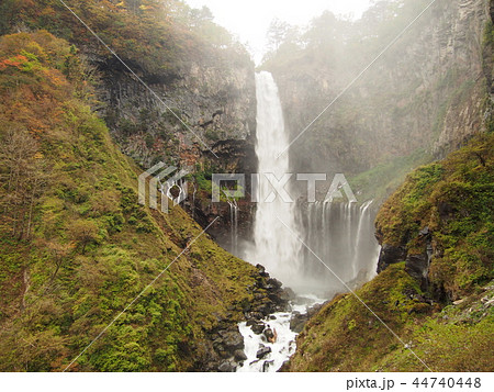 秋の華厳の滝 44740448