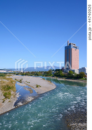 群馬県庁と赤城山遠望 44740926
