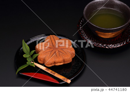 もみじ饅頭と緑茶 44741180