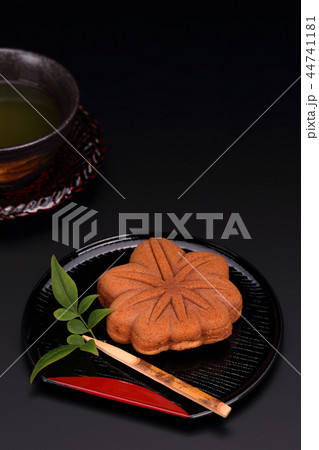 もみじ饅頭と緑茶 44741181