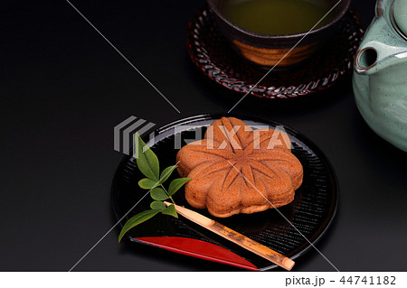 もみじ饅頭と緑茶 もみじ饅頭と緑茶 44741182