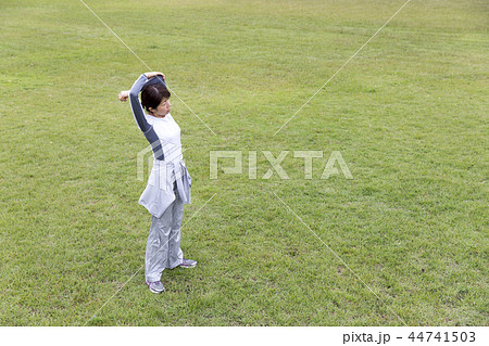 運動するミドルの女性 運動するミドルの女性 44741503