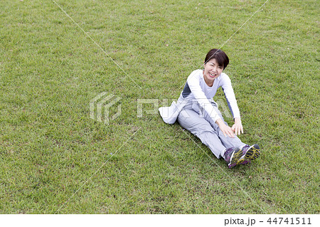 運動するミドルの女性 運動するミドルの女性 44741511