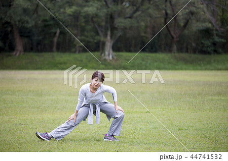 運動するミドルの女性 44741532