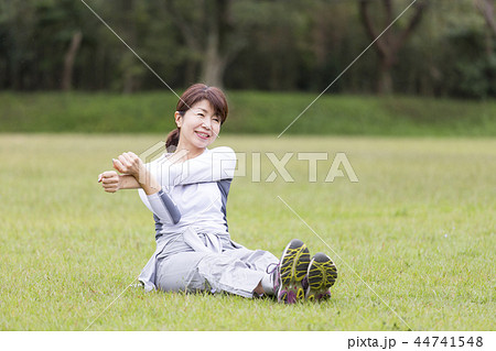 運動するミドルの女性 44741548