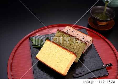 三種類のカステラと緑茶 三種類のカステラと緑茶 44741578
