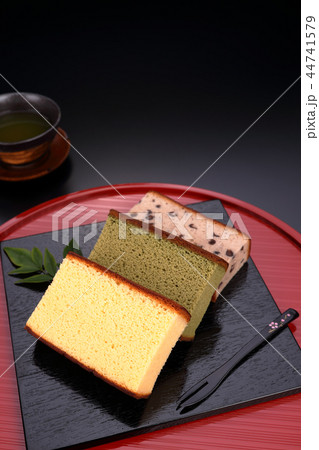 三種類のカステラと緑茶 44741579