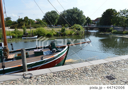 デンマーク、リーベで見つけた運河に停泊中のヨット 44742006