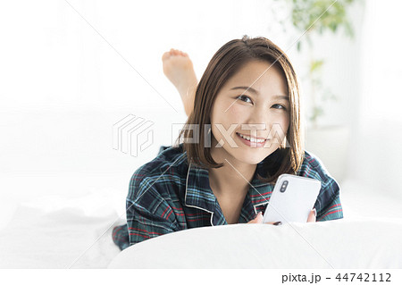 朝にスマホを手に取る、20代女性 朝にスマホを手に取る、20代女性 44742112