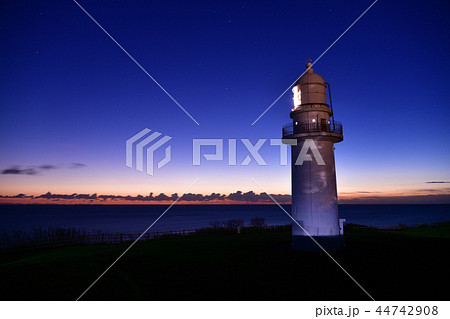 北海道函館市恵山灯台の日の出前の風景を撮影 44742908