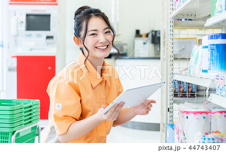 コンビニ 44743407