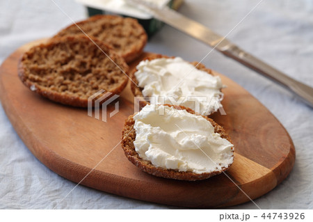 Sandwiches with cream cheese Sandwiches with cream cheese 44743926