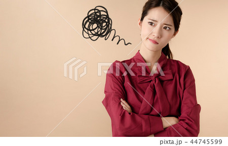 不満顔の女性 不満顔の女性 44745599
