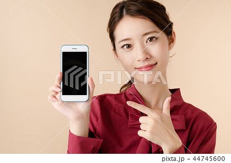 スマホを見せる女性 44745600