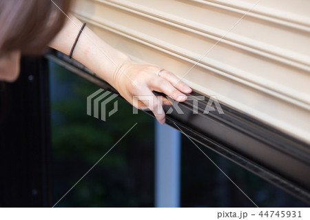 家の雨戸を閉める女性 家の雨戸を閉める女性 44745931