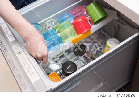 食洗機の洗剤を入れる女性 44745936