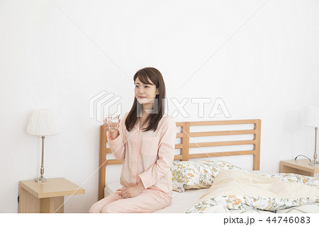 薬を飲む若い女性 44746083