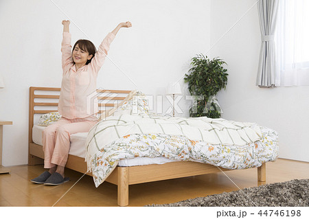 若い女性・爽やかな目覚め 44746198