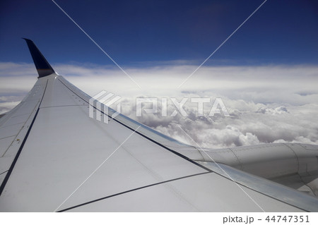 飛行機から撮影したアメリカ上空の空と雲 44747351