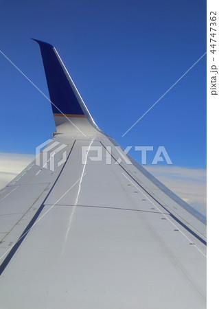 飛行機から撮影したアメリカ上空の空と雲（主翼とウイングレット） 44747362