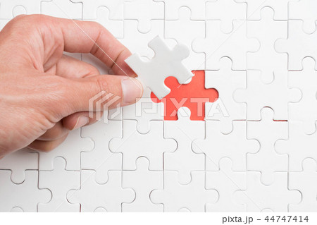 put the last piece of jigsaw puzzle to complete 44747414