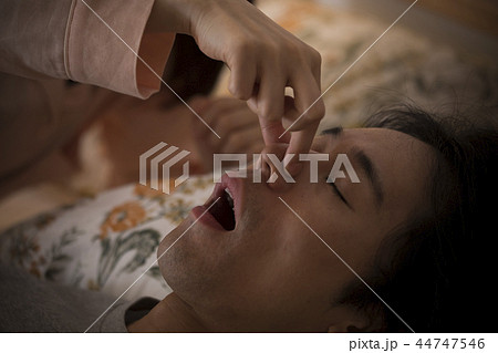 夫のいびきで眠れない妻 44747546