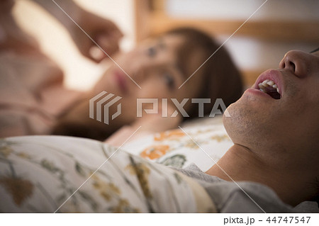 夫のいびきで眠れない妻 44747547