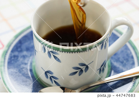 コーヒーを注ぐ 44747683