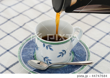 コーヒーを注ぐ 44747684