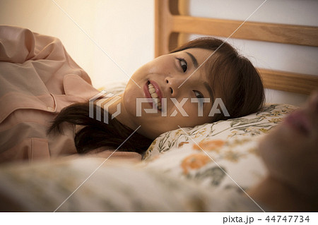 ベッドで話す夫婦 ベッドで話す夫婦 44747734