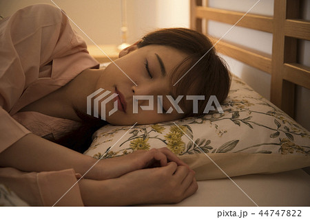 ベッドで眠る若い女性 ベッドで眠る若い女性 44747822