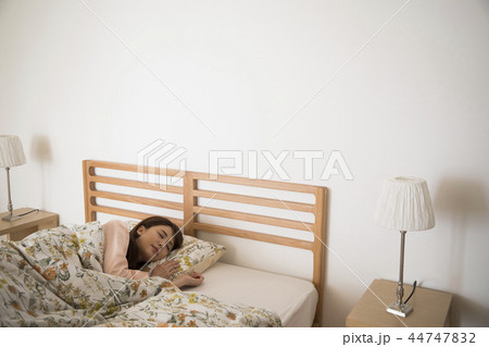 ベッドで眠る若い女性 ベッドで眠る若い女性 44747832