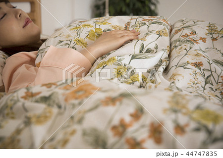 ベッドで眠る若い女性 44747835