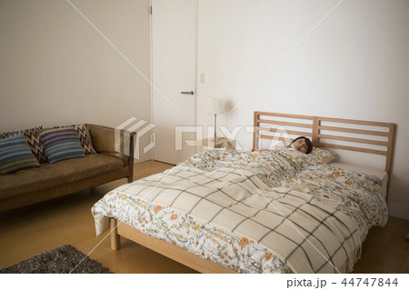 ベッドで眠る若い女性 44747844