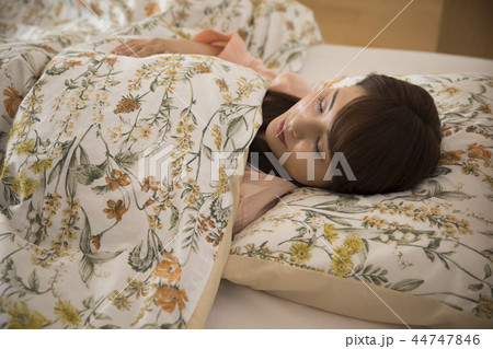 ベッドで眠る若い女性 ベッドで眠る若い女性 44747846
