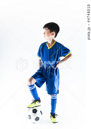 サッカーボールと少年 44748019